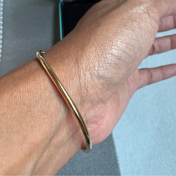 Authentic Tiffany & Co T Wire 18K Yellow Gold Cuff Bracelet Like New condition - Picture 4 of 11